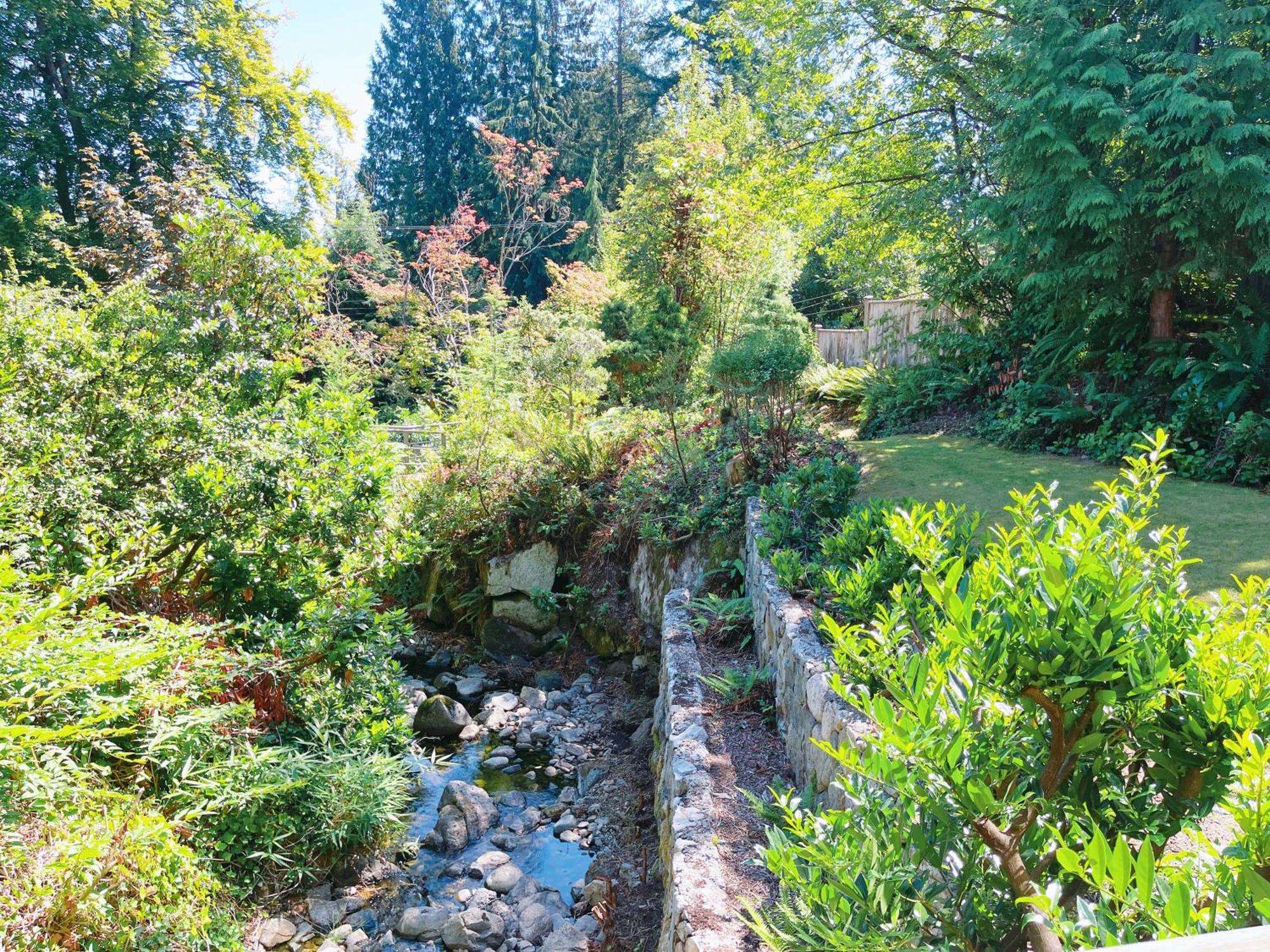 Вилла 66 Creek Garden House Уэст-Ванкувер Экстерьер фото